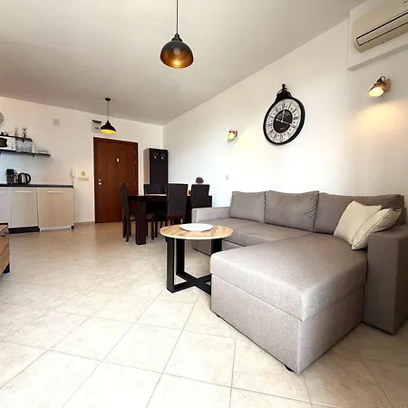 Spacious One-bedroom In The Heart Of Sunny By Menada Apartamento *