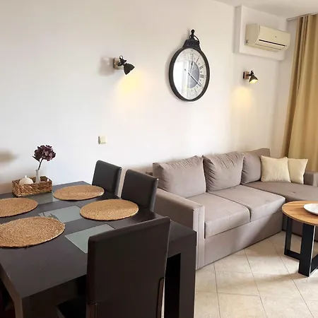 Apartamento Spacious One-bedroom In The Heart Of Sunny By Menada *